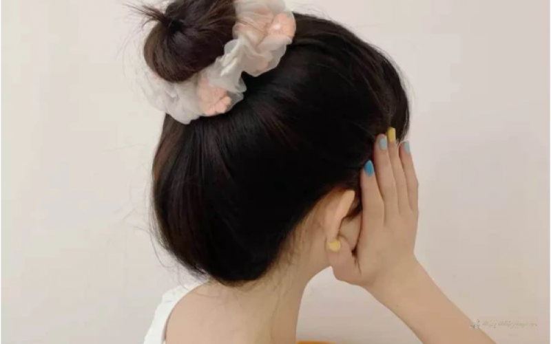 SCRUNCHIE – SỰ TRỞ LẠI CỦA CHIẾC BUỘC TÓC TUỔI THƠ