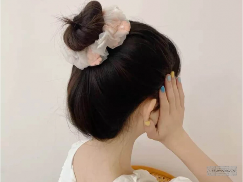 SCRUNCHIE – SỰ TRỞ LẠI CỦA CHIẾC BUỘC TÓC TUỔI THƠ
